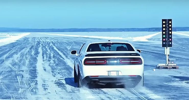 dodge-challenger-hellcat-hits-171-mph-on-ice