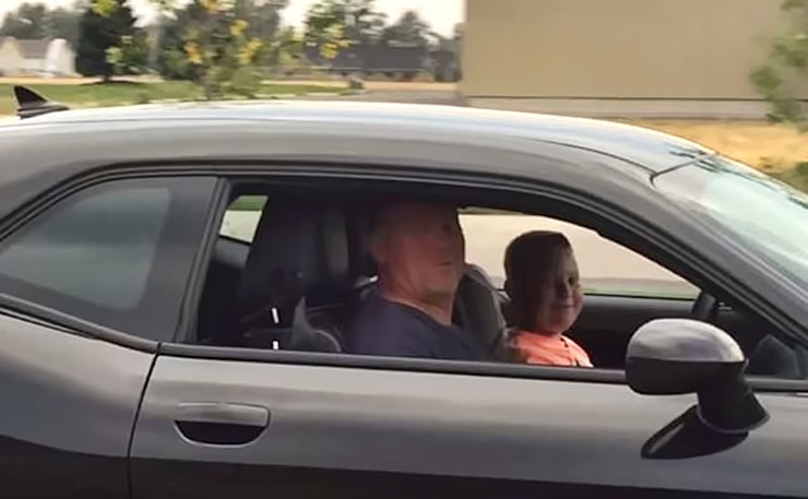 10-year-old-kid-burnout-with-his-dad-hellcat-challenger