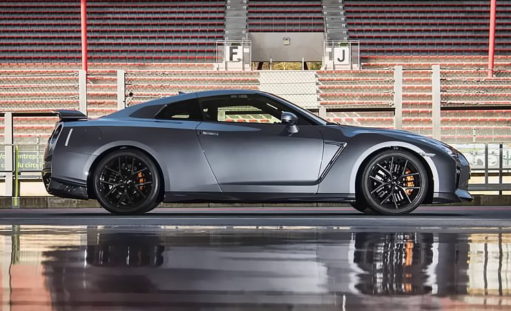 2017-nissan-gt-r-right