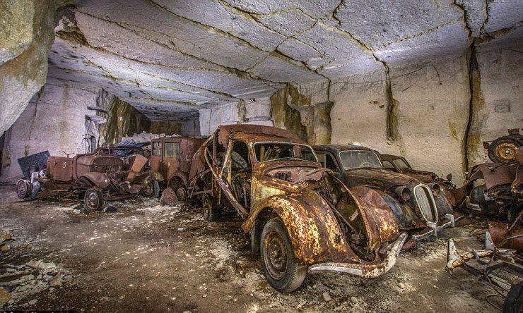 a-treasure-trove-of-classic-cars-has-been-revealed-in-central-france
