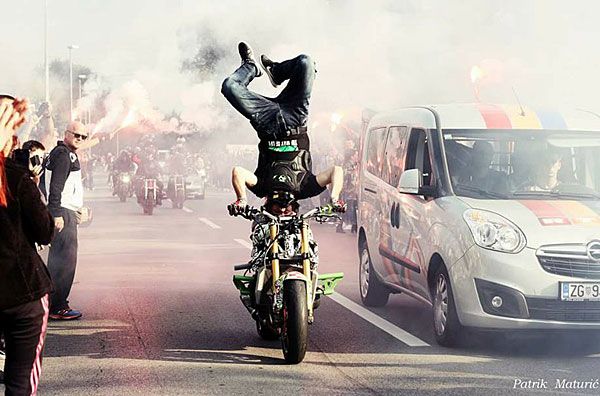 Watch Crazy Guinness World Record In Longest Headstand On Motorcycle Throttlextreme