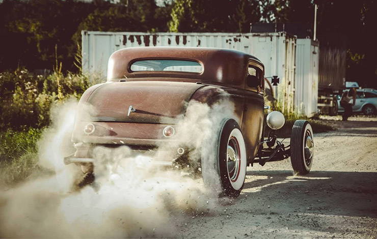 Rat Rod spin wheels on dirty road