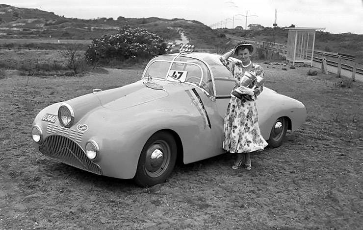 Maurice Gatsonides wife Ciska next to the 'Gatso 4000 Aero Coupé' in 1950