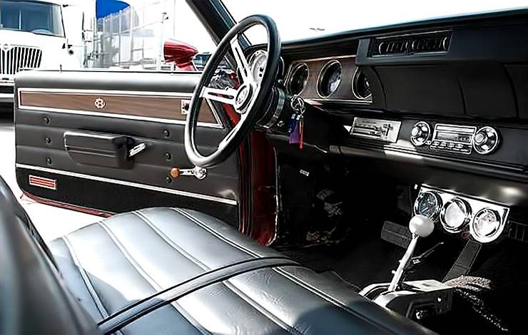 1972 Oldsmobile 4-4-2 named Hamilton interior
