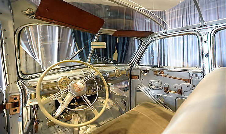 1939 Pontiac Plexiglas Deluxe Six Ghost Car interior