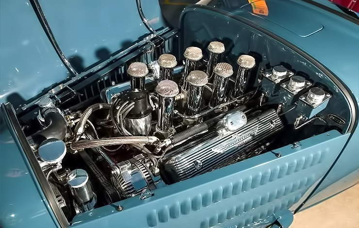 347 cubes Ford small-block motor in Tom Gloy's 1932 Ford Roadster